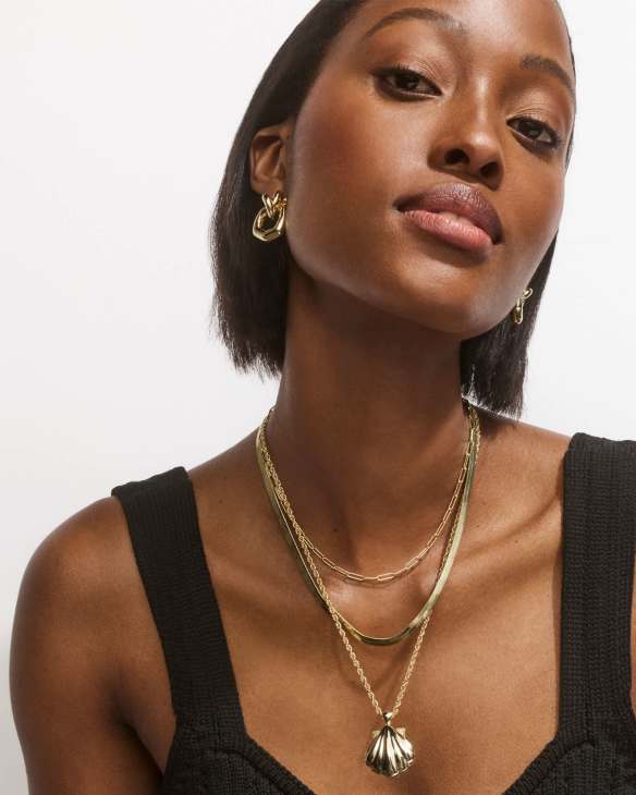 Lucia Shell Vintage Gold Short Pendant Necklace