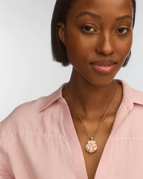 Lucia Shell Vintage Gold Short Pendant Necklace